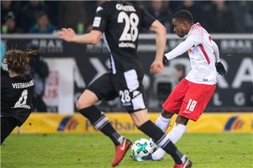 Ademola Lookman (rechts) trifft für Leipzig zur 1:0 Führung in Gladbach.