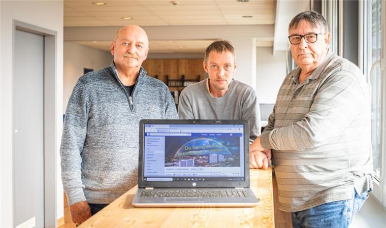Admins der Facebook-Gruppe "Du kommst aus Bremerhaven, wenn...". Im Bild (von links): Wolfgang von Hassel. Stefan Poelkes und Burkhart Kaschewski. 