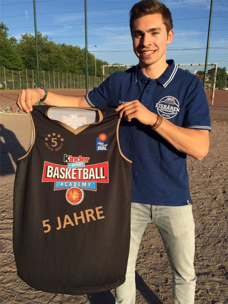 Adrian Breitlauch hält das wertvolle Trikot in die Kamera. Insgesamt gibt es nur zwölf dieser mit Unterschriften versehenen Hemden.