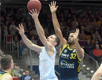 Adrian Breitlauch (links) zeigte wie seine Mitspieler eine starke Leistung in Berlin. Doch den so wichtigen Sieg verfehlten die Eisbären knapp.  