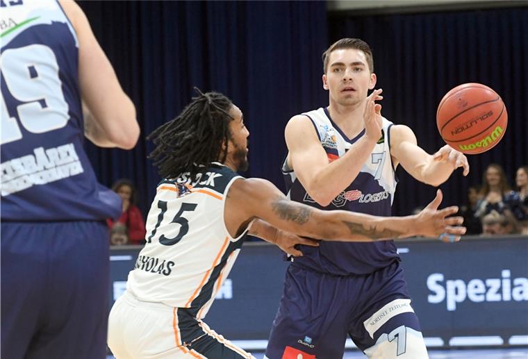 Corona verhindert Breitlauchs Einsatz gegen die Eisbären Adrian Breitlauch (rechts) hätte sich am Sonnabend gerne mit seinem Ex-Club, den Eisbären, gemessen.