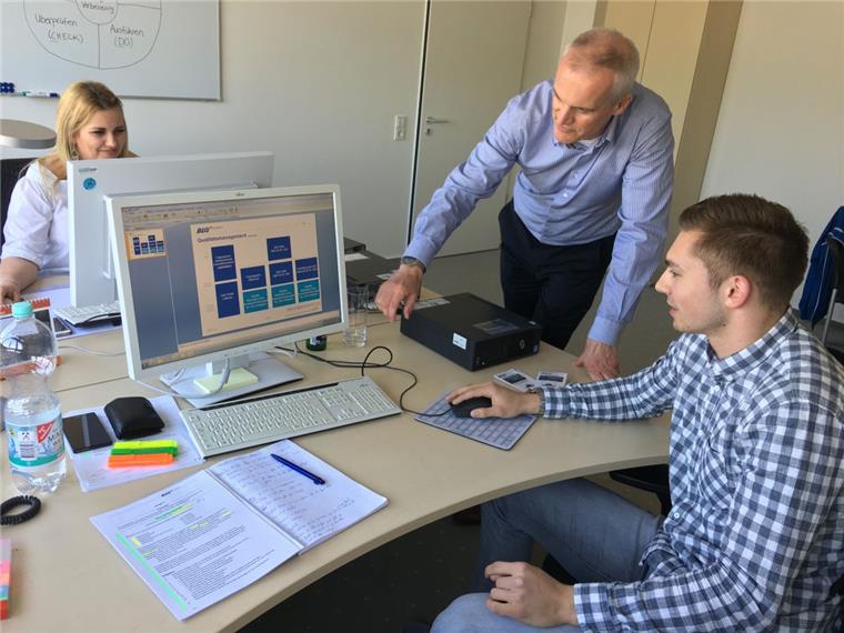 Adrian Breitlauch (rechts) sitzt bei der BLG an seinem PC-Arbeitsplatz und bekommt von seinem Chef Frank Müller die nächste Arbeitsaufgabe zugeteilt. „Azubine“ Kea Nitzsche steht immer zur Seite, falls Fragen auftauchen. 