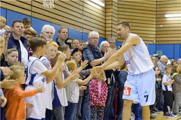 Adrian Breitlauch und das Abklatschen mit den Fans. Foto Schimanke