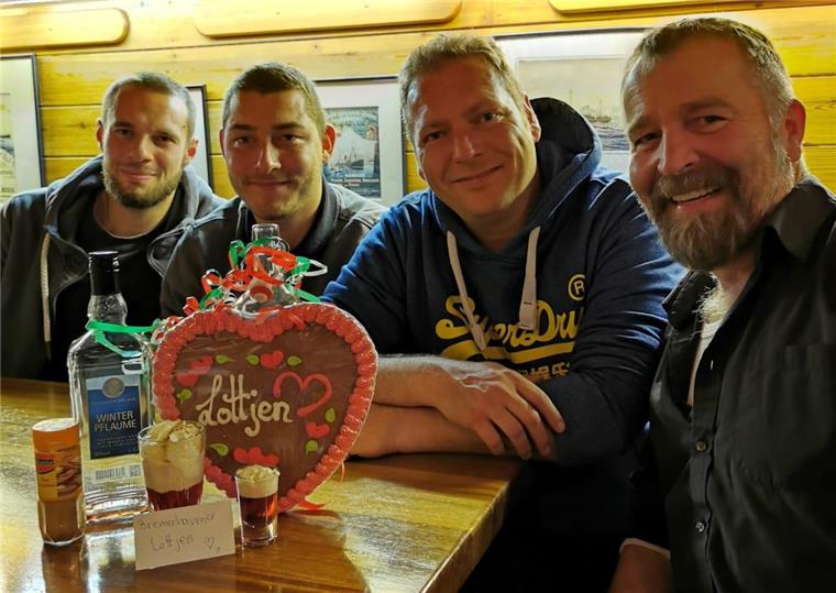 Adrian Welscher, Cristian Schwan und Oliver Seibel sammeln mit der Hilfe von Wirt Michael Reckers Spenden für Börteboot "Lottjen"- mit der Hafenbar im "Wiehnachtshus".