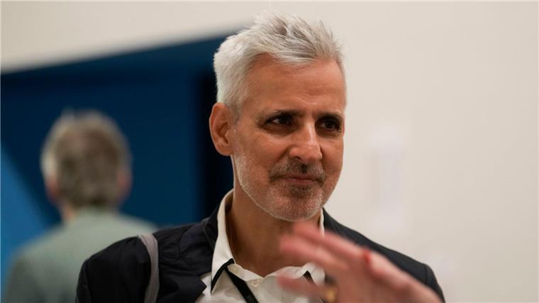Adriano Pedrosa kuratiert die  Hauptausstellung mit dem Titel „Stranieri Ovunque - Foreigners Everywhere“ (zu Deutsch: „Fremde überall“).