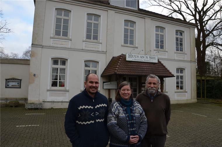Adrianus van Lierop sowie seine Eltern Hilly und Rob (von links) haben die Gaststätte „Huus an’n Siel“ in Stollhamm erworben und wollen sie wieder zu einem gesellschaftlichen Mittelpunkt des Dorfes machen. Seit mehr als 20 Monaten ist das Lokal geschlossen.