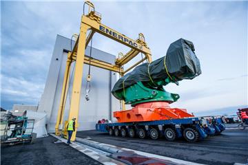 Der Wind-Gigant: Adwen testet derzeit die neue Turbine auf Herz und Nieren. Ende des Jahres soll sie auf die riesige Pilotanlage auf dem ehemaligen Flugplatz Luneort montiert werden.
