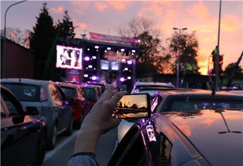 Ähnlich wie bei der Autodisco in Lüdingworth soll es am Pfingstwochenende in Rodenkirchen aussehen. Symbolfoto: Mangels/cn