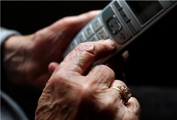 Ältere Menschen sind die bevorzugten Opfer von Telefonbetrügern.