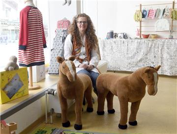 Aenne Reher verkauft im Pop-up-Laden "Aennes Herzblut" in der "Bürger" Upcycling-Mode für Kinder.