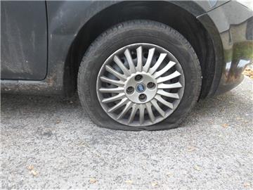 Ärger in der Straße Eckleinjarten: Unbekannte haben an 19 Autos Reifen zerstochen.