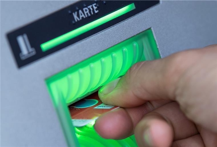 Geestemünde: Frau (49) rastet in Bankfiliale aus Ärger mit dem Kundenterminal: Eine Frau hat in einer Bankfiliale in Bremerhaven-Geestemünde einen Wutanfall bekommen.