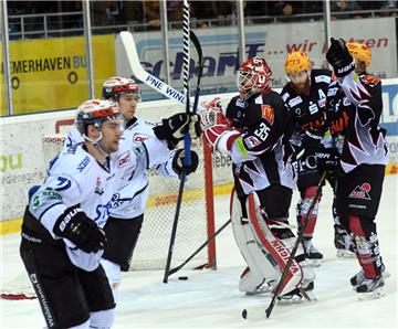 Ärgerlich: Kurz vor dem Ende kassieren die Pinguins den Ausgleich zum 3:3. Foto:...