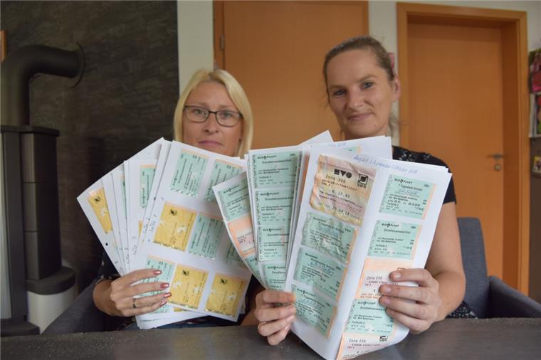 Ärgern sich nicht nur über den Aufwand, das Geld für die Monatstickets vom Landkreis erstattet zu bekommen: Kathrin Dräger (links) und Jana Heinrichs aus Neuenwalde. 