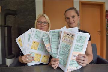 Ärgern sich nicht nur über den Aufwand, das Geld für die Monatstickets vom Landkreis erstattet zu bekommen: Kathrin Dräger (links) und Jana Heinrichs aus Neuenwalde. 