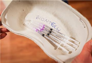 Eine Schale mit vorbereiteten Impfspritzen für Auffrischungsimpfungen mit dem Impfstoff von Biontech/Pfizer sind im Corona-Impfzentrum im Asklepios Klinikum Harburg zu sehen.