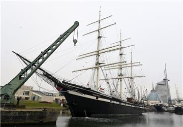 Äußerlich sieht die „Seute Deern“ noch ganz gut aus, doch der Eindruck täuscht. Das Schiff zieht Wasser, Rumpf und Decks sind morsch und müssen dringend saniert werden. Der Lastensegler ist 1919 in den USA gebaut worden und steht seit 2005 unter Denkmalschutz.  Foto Gelhaus