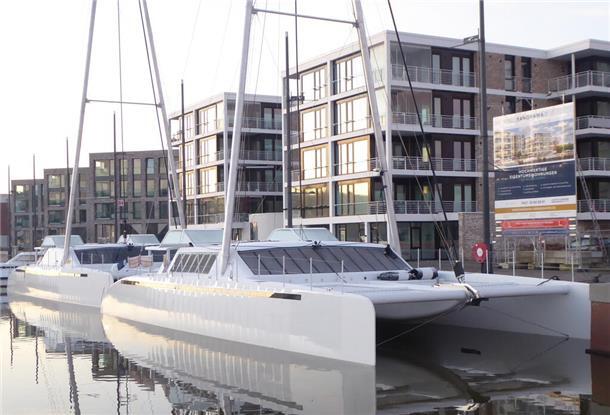 Äußerlich sind die Segelkatamarane „Tac Tac“ und „Bam Bam“ identisch: Vor einiger Zeit sorgten sie im Neuen Hafen von Bremerhaven für Aufsehen. Nun wird einer von ihnen verkauft.