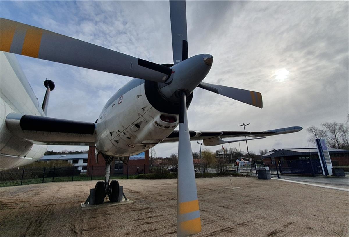 Coronakrise: Nordholzer Marineflieger bereiten sich vor Äußerlich wirkt alles wie immer, aber auch auf dem Nordholzer Marinefliegerstützpunkt macht sich die Corona-Krise bemerkbar. Wer kann, arbeitet von zu Hause aus.