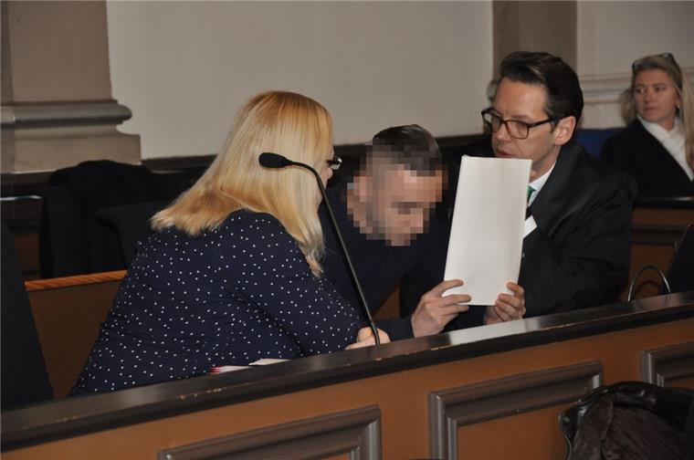 Äußerte sich nicht zu den von der Staatsanwaltschaft erhobenen Vorwürfen: Einer der Angeklagten (Mitte).