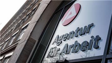 „Agentur für Arbeit“ hängt über dem Eingang der Bundesagentur.