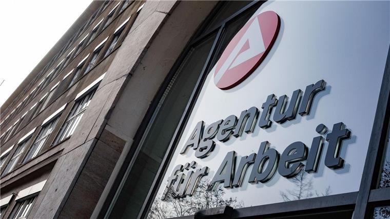 Zahl der Arbeitslosen im Land Bremen stabil „Agentur für Arbeit“ hängt über dem Eingang der Bundesagentur.