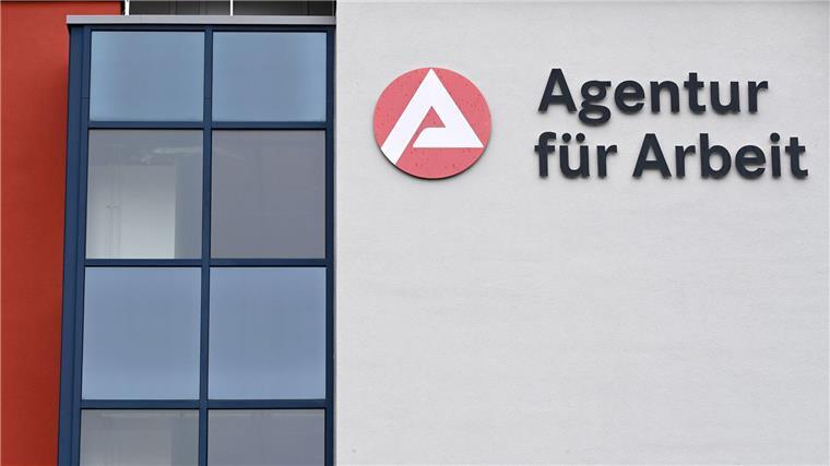 „Agentur für Arbeit“ steht an der Fassade eines Jobcenters.