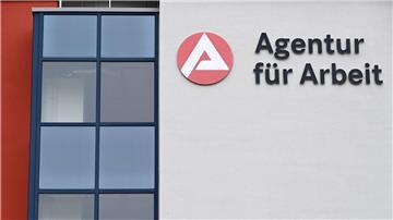 „Agentur für Arbeit“ steht an der Fassade eines Jobcenters.