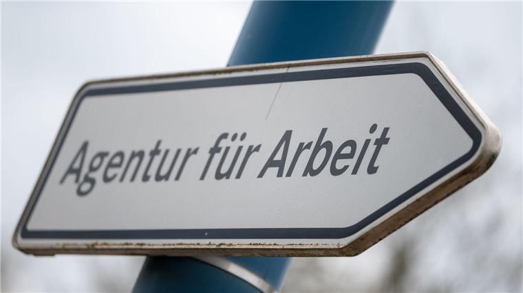 „Agentur für Arbeit“ steht auf einem Wegweiser vor der Behörde in Sangerhausen.