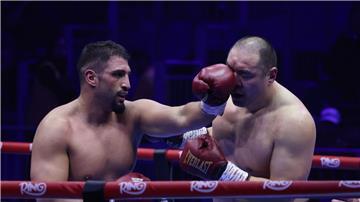 Agit Kabayel (l) beim Kampf gegen Zhilei Zhang. 