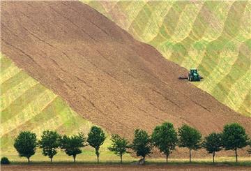 Agrar-Holdings kaufen in Deutschland immer mehr große Äcker auf. Auch im Cuxland ist die B.H. Holding mit Sitz in Beverstedt inzwischen einer der größten Landbesitzer. 