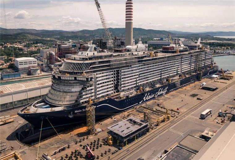Ein Kreuzfahrtschiff in einer Werft. Aida und Tui Cruises haben neue Schiffe bestellt, darunter die „Mein Schiff Flow“ mit Auslieferung 2026.