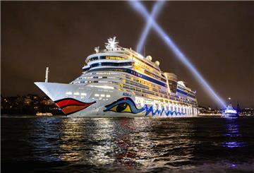 Ein Kreuzfahrtschiff der Aida Cruises bei Nacht fotografiert.
