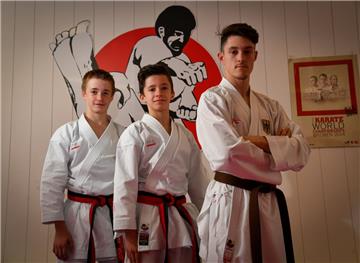 Aidan und Aaric Lück fliegen mit Edgard Merkine (v. li.) zur Karate-WM in Chile.