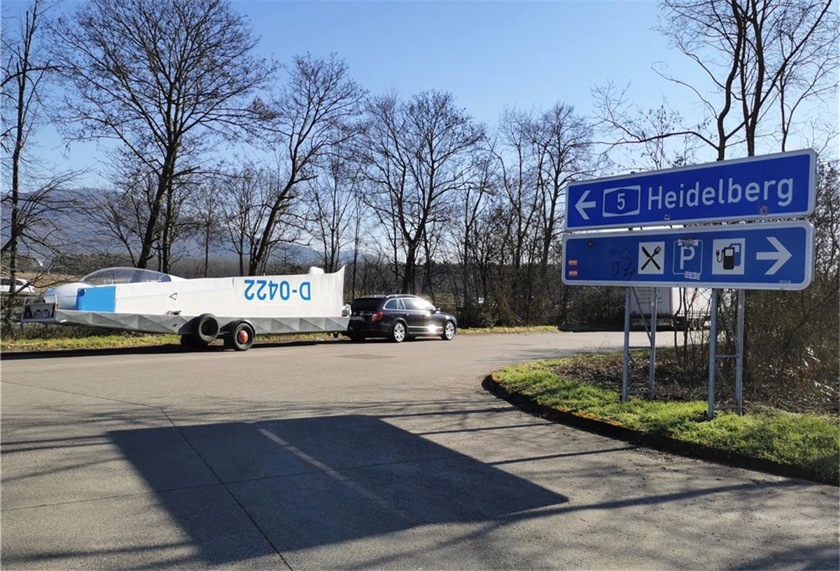 Airbusse werden in ihrem Element zum neuen Eigentümer überführt. Für ein Segelflugzeug wie die ASK 13 ist die direkte Luftlinie von fast 900 km von Tarmstedt ins nach Südfrankreich viel zu weit für einen Überführungsflug. Außerdem beinhaltet der Verkaufspreis ohnehin den zum Flugzeug gehörigen Anhänger. Deswegen wird die ASK 13 auf der Straße in ihre neue Heimat gefahren. Die Übergabe fand auf halber Strecke in Heidelberg statt.
