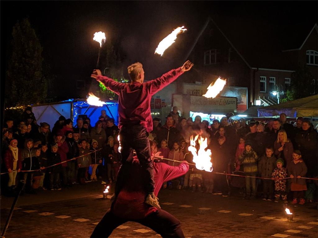 Akrobatik und Feuer. Lichterfest in Beverstedt. Foto: Heins