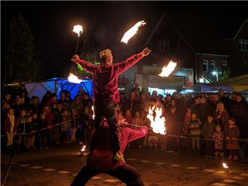 Akrobatik und Feuer. Lichterfest in Beverstedt. Foto: Heins