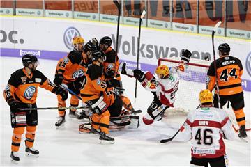 Akrobatischer Einsatz: Mike Moore brachte die Fischtown Pinguins bei den Grizzlys Wolfsburg in Führung.