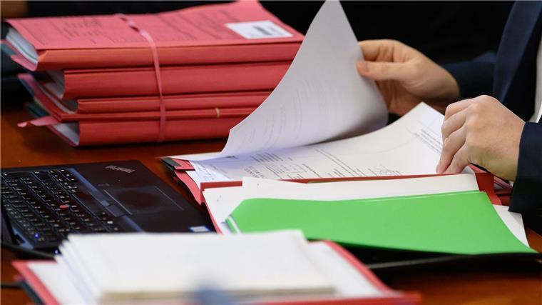 Beschwerde abgelehnt: Anwalt bleibt in Untersuchungshaft Akten liegen zum Prozessauftakt im Landgericht auf einem Tisch.