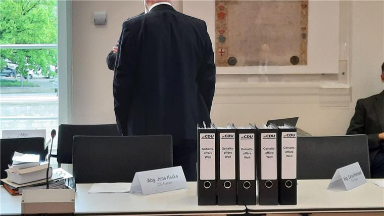 Aktenordner der CDU-Fraktion mit der Aufschrift „Gehaltsaffäre Weil“ stehen im Landtag auf einem Tisch.