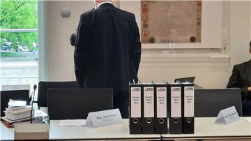 Aktenordner der CDU-Fraktion mit der Aufschrift „Gehaltsaffäre Weil“ stehen im Landtag auf einem Tisch.
