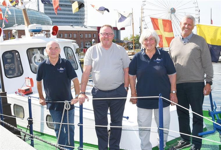 Akteure der Schiffahrts-Compagnie Bremerhaven auf der „Quarantäne“ (von links): Reinhard Dins, Vizevorsitzender Heino Tietjen, Ingrid Grübner und Vorsitzender Rüdiger Pallentin. 