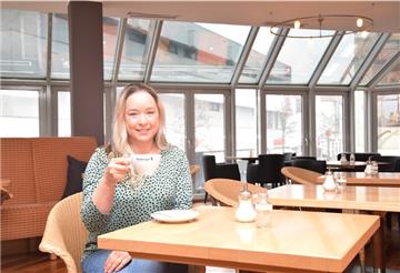 Aktion „Heimatpräsent“: Die Inhaberin des Nordenhamer Stadtcafés, Margarita Tchankotadze, freut sich über die gemeinsame Gutscheinaktion der Kreiszeitung Wesermarsch und deren starken Partnern aus der Region.