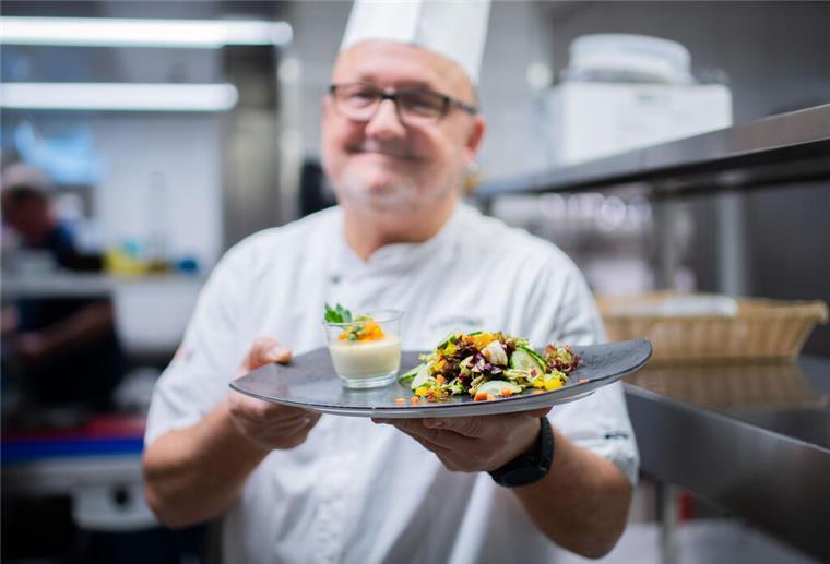Aktion Resteessen im Atlantic Hotel Sail City. Hotelküchenchef Dominik Flettner zeigt Pastinaken-Panna-Cotta mit Radieschen-Grün-Pesto.