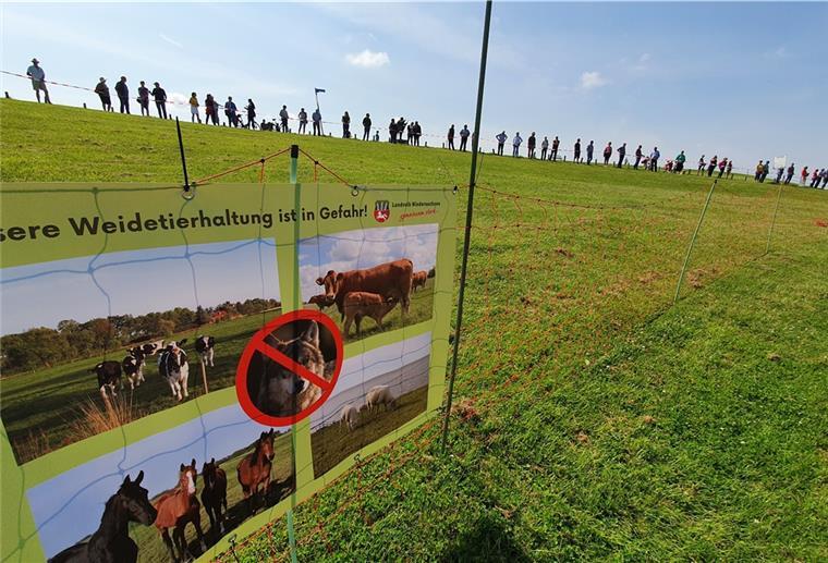 Aktion Wolf: Rund 120 Frauen, Männer und Kinder versammelten sich am Sonntagvormittag zu einer mehre Hundert Meter langen Menschenkette in Dorum-Neufeld.