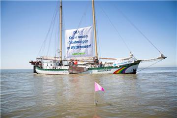 
Aktivisten auf dem Greenpeace Schiff MV Beluga II setzen treibende Bojen nahe den von DEA geplanten Bohrstellen in der Nordsee aus.  Foto Daniel Müller/Greenpeace