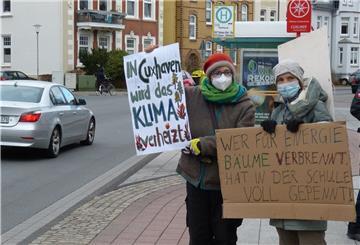 Aktivisten demonstrierten schon im März gegen das Holzheizkraftwerk in Cuxhaven.