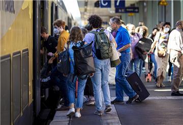 Reisende betreten an einem Bahnsteig im Hauptbahnhof Hannover eine Regionalbahn. 