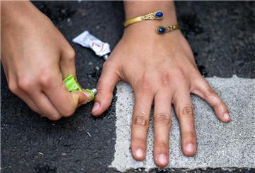 Die Hand einer Klimaaktivistin der Gruppe «Letzte Generation» klebt auf einer Straße. Nur wenige Minuten nach dem Freispruch für fünf Mitglieder der «Letzten Generation» vom Vorwurf der Nötigung haben die Klimaaktivisten eine Hauptverkehrsstraße blockiert. Zehn Frauen und Männer setzten sich auf eine Kreuzung und protestierten gegen die Folgen der Klimakrise. +++ dpa-Bildfunk +++