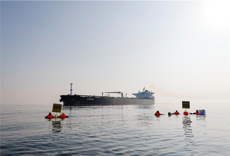 Aktivisten der Umweltorganisation Greenpeace demonstrieren vor einem Schiff, das russisches Öl auf der Ostsee transportiert.